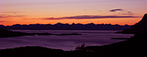 Gebirgskette der Lofoten in der Mitternachtssonne